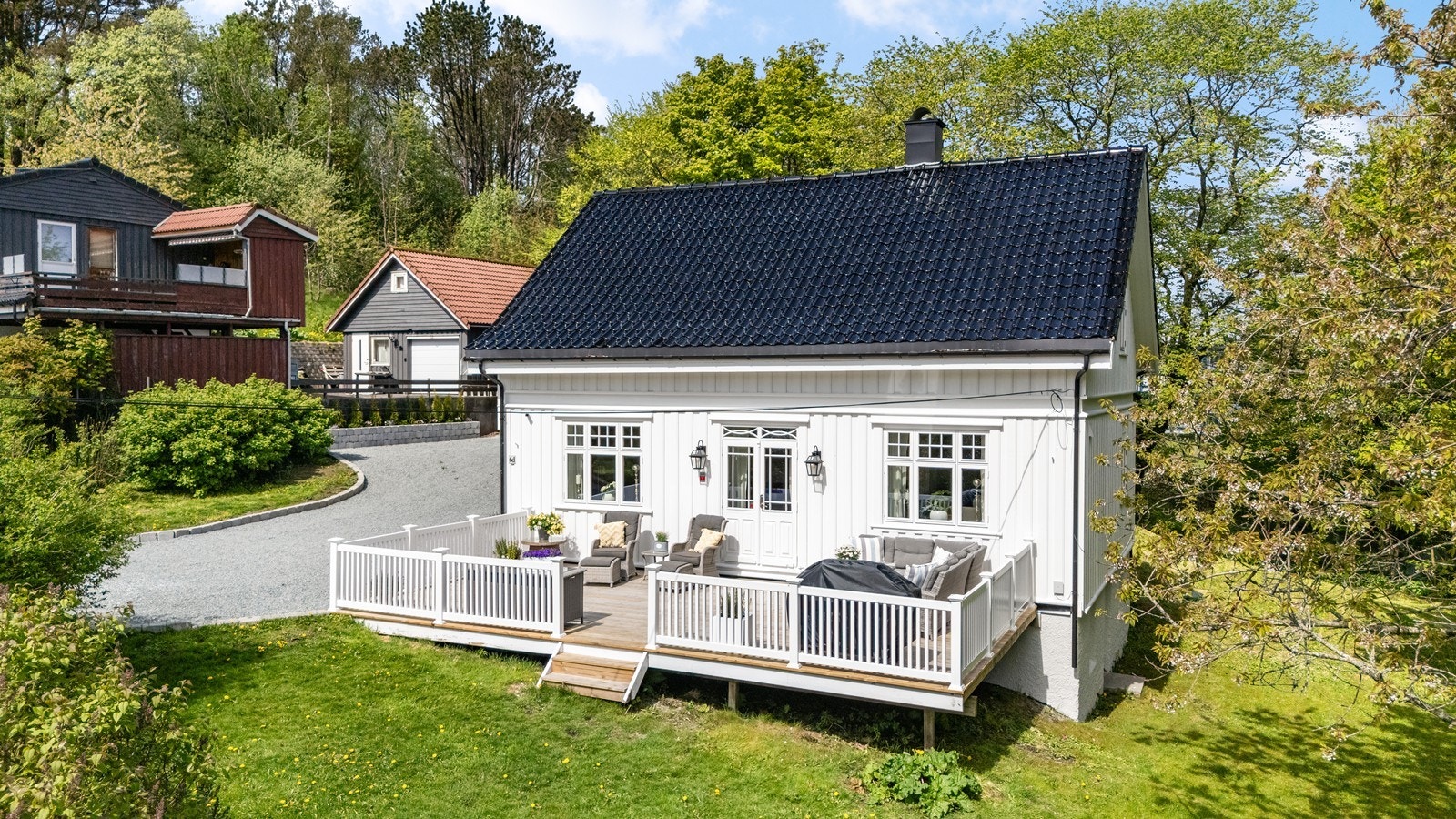 Eiendommen ligger i et veletablert og barnevennlig nabolag. Galleribilde