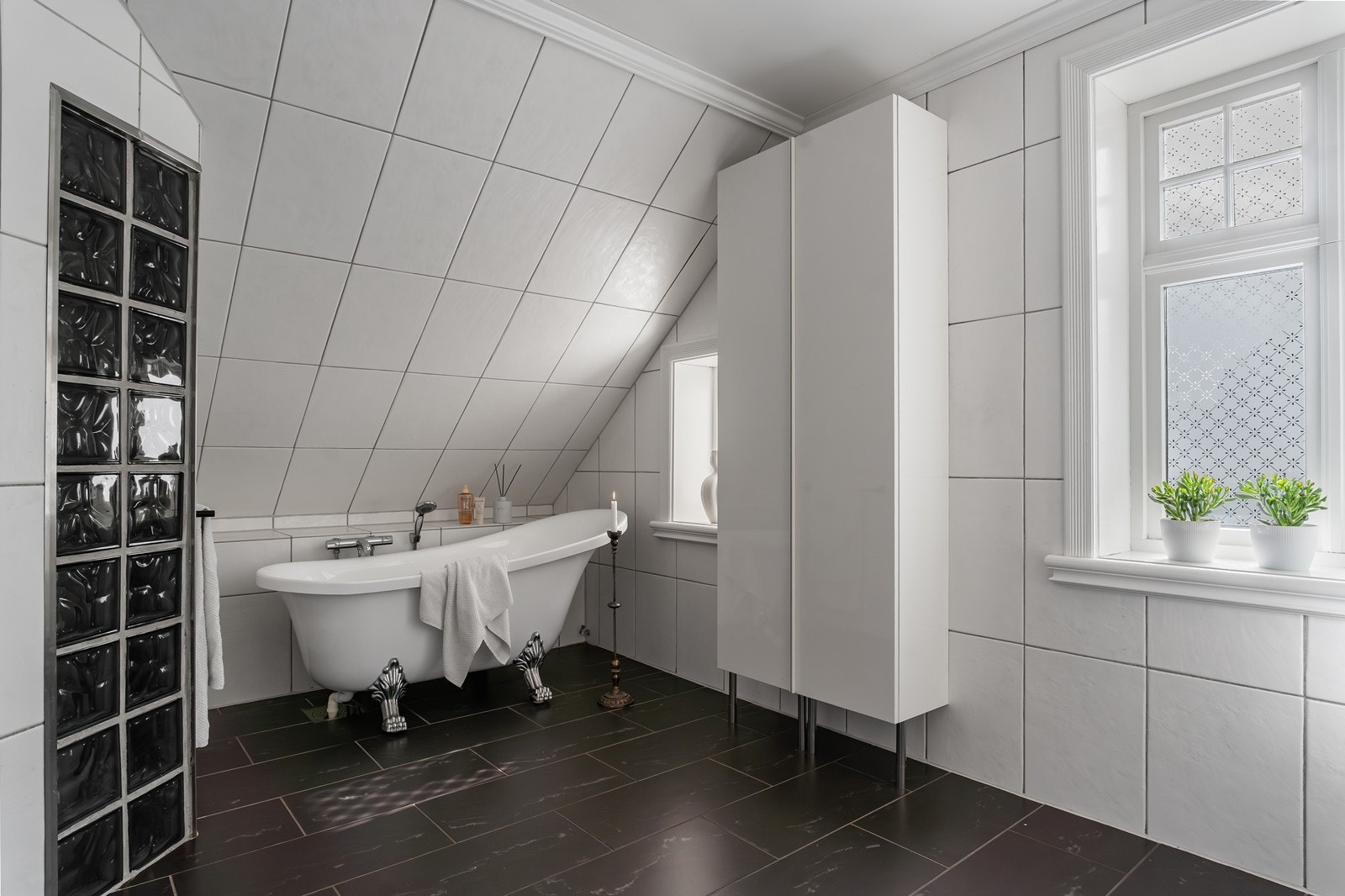 Store vindusflater sørger for naturlig lysinnslipp på badet. Galleribilde