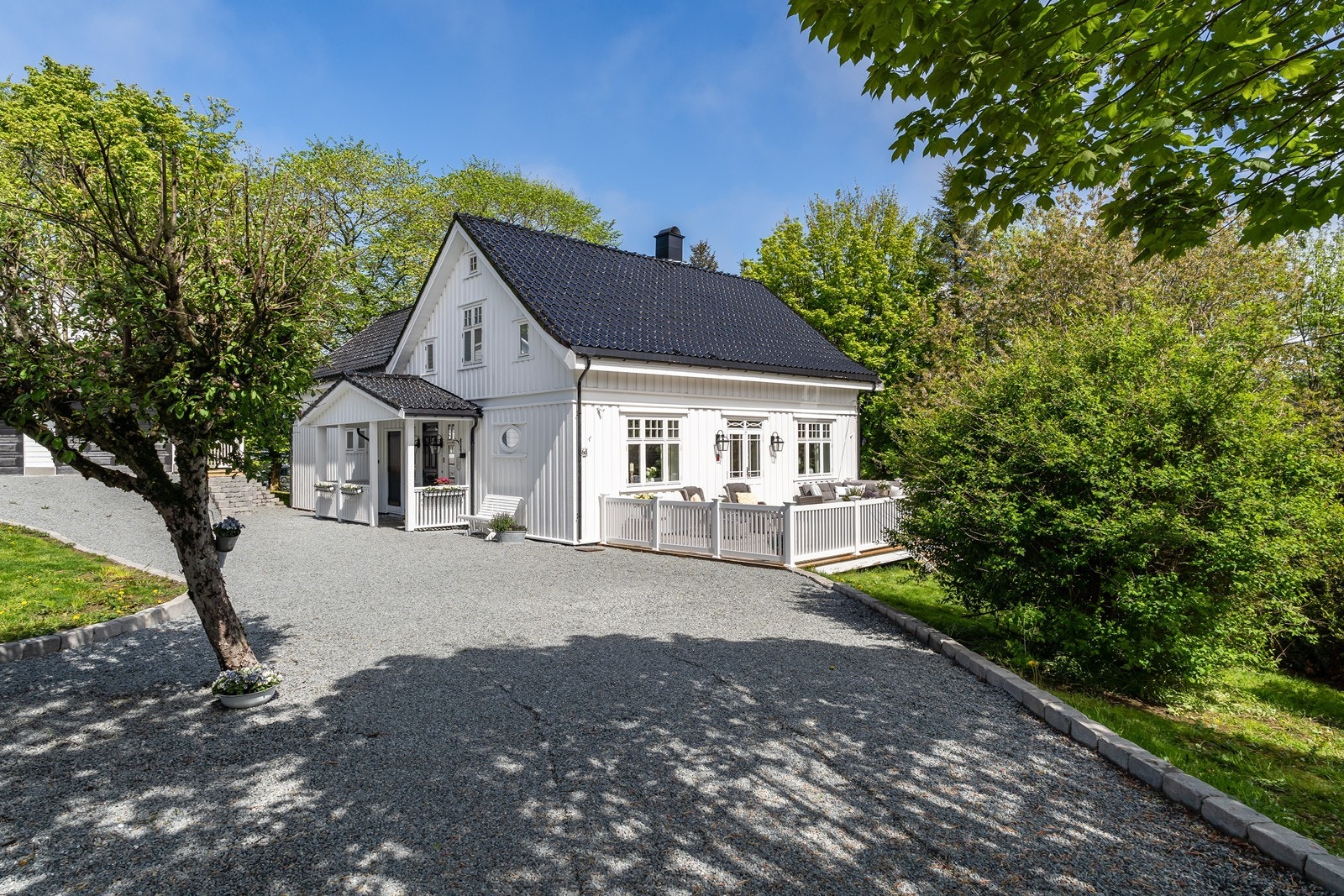 Her bor du i landlige omgivelser med en velstelt og frodig hage som skjermer godt for innsyn, samtidig som du er i kort gå-og sykkelavstand fra alle hverdagsfasiliteter. Galleribilde