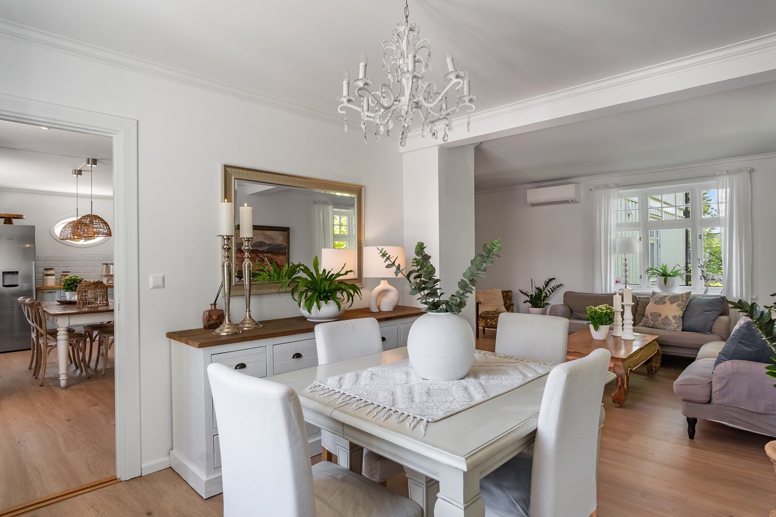 Gode møbleringsmuligheter for spisebordsgruppe, sofa - og tvmøbler. Galleribilde