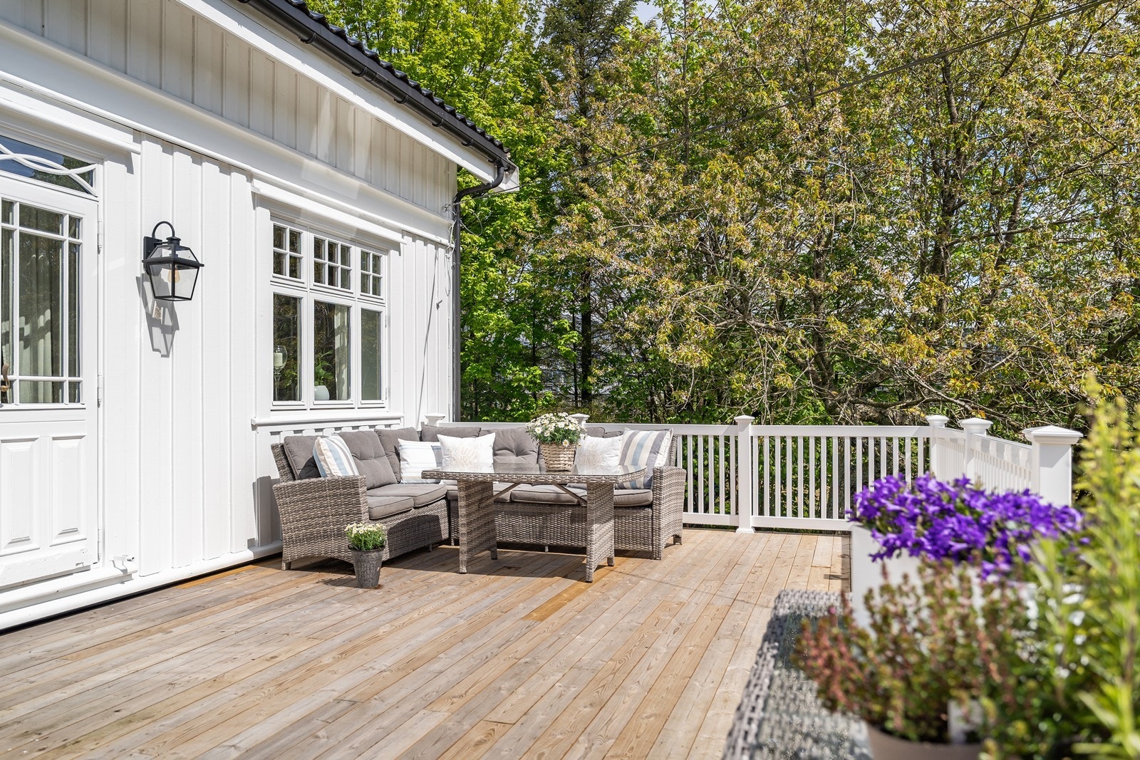 Solrik terrasse hvor varme sommerdager kan nytes. Galleribilde