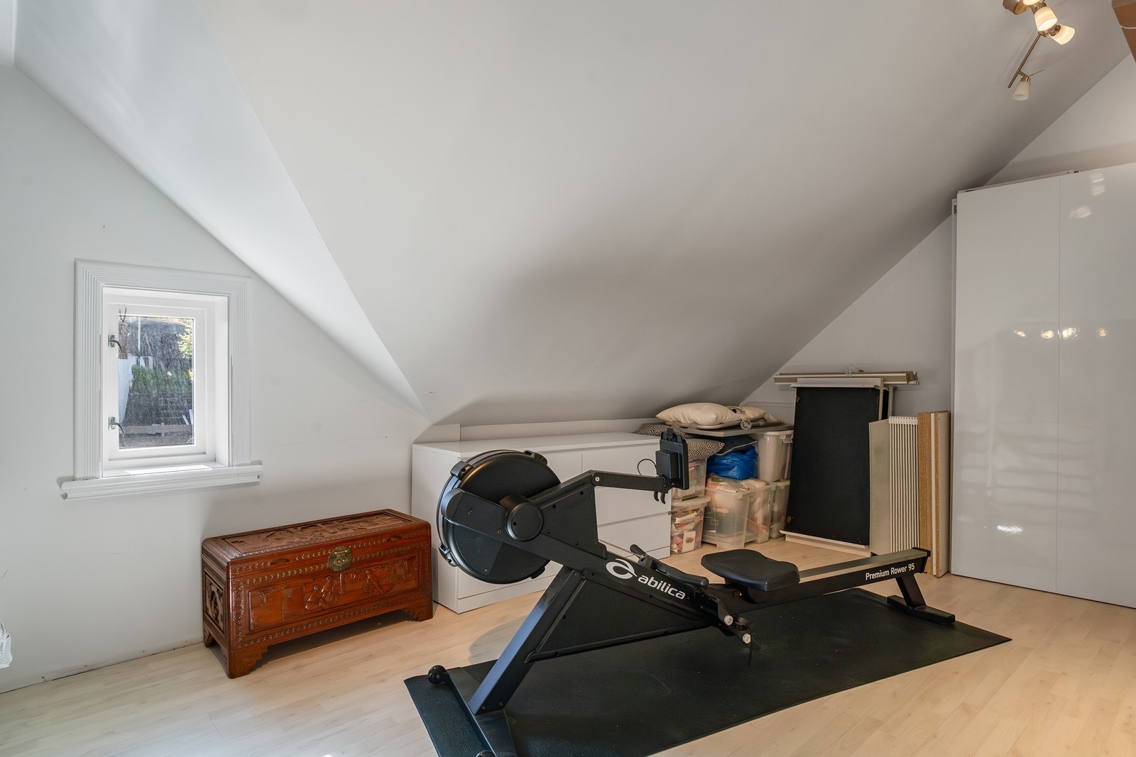 Stort walk-in-closet gir godt med oppbevaringsplass. Galleribilde