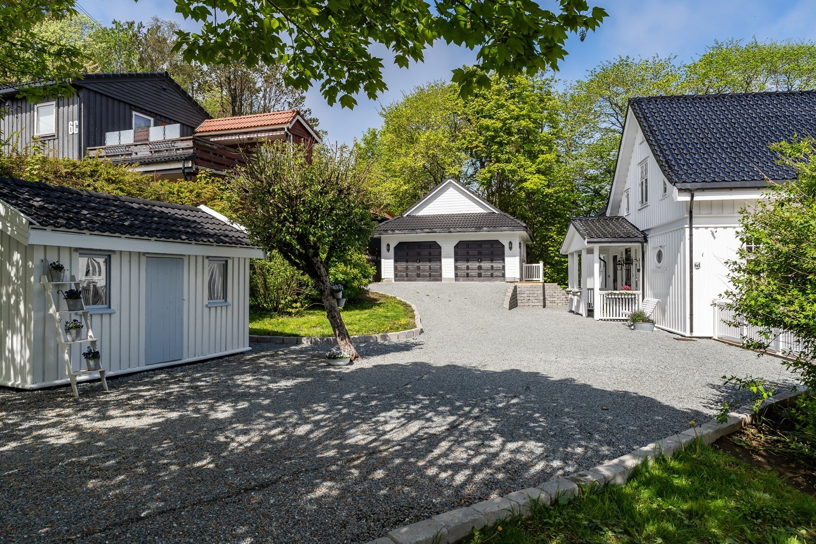 Du møtes av en velstelt eiendom med arkitektonisk fremtoning hvor det opprinnelige uttrykket er godt bevart. Galleribilde