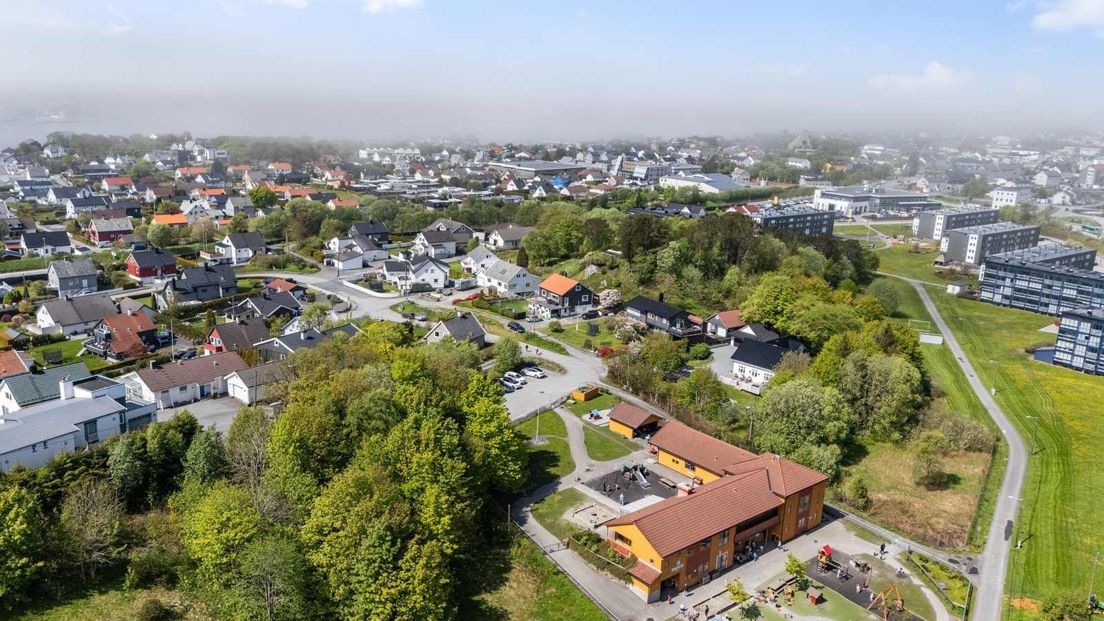 Det er kort vei til flere skoler og barnehager. Nærmeste barnehage ligger like ved. Galleribilde