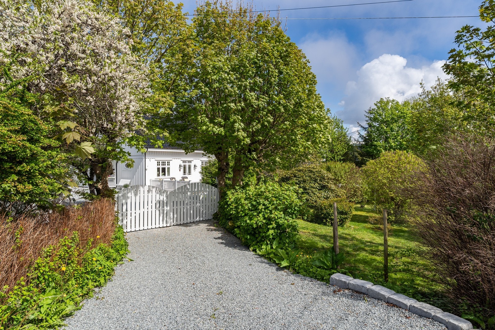 Tilkomst til boligen via en flott port. Galleribilde