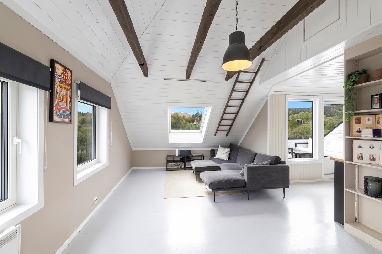 Stue med plass til sofagruppe og spisebord. God takhøyde. Galleribilde