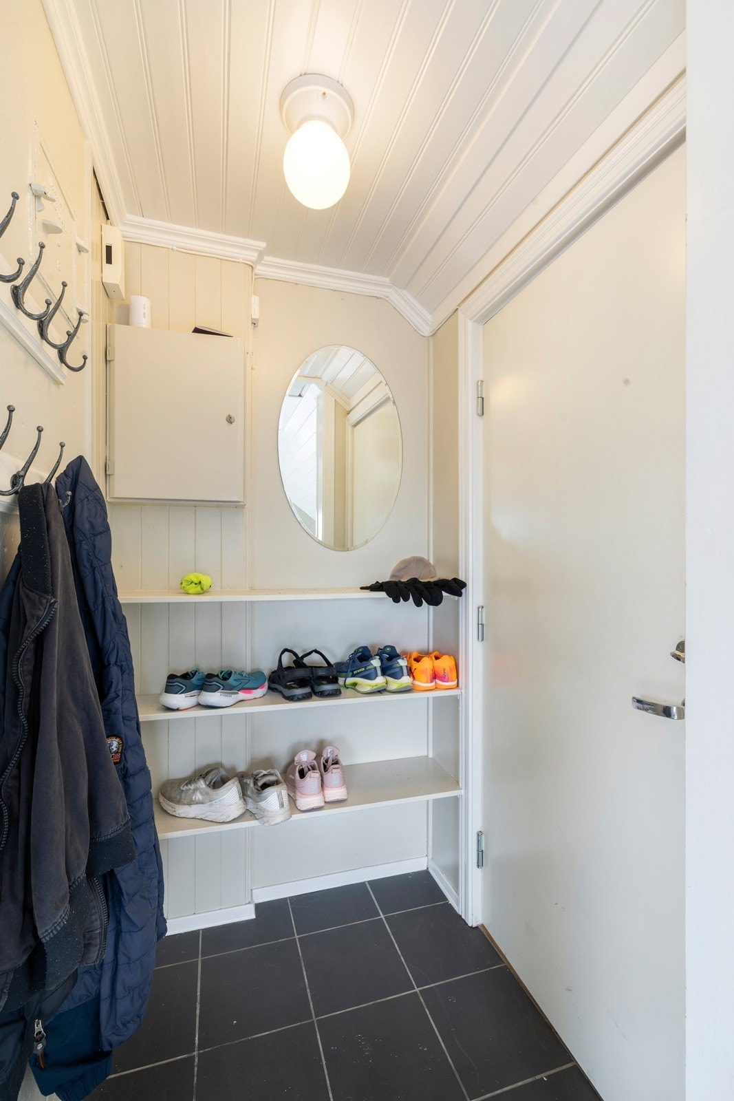 Gang med fliser på gulv. Galleribilde