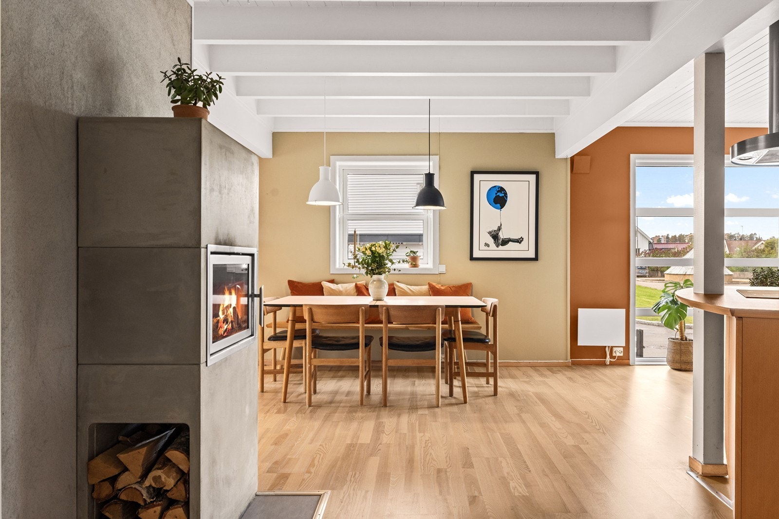 Spisestuen har god plass til langbord og er plassert i tilknytning til både kjøkken og stue. Galleribilde