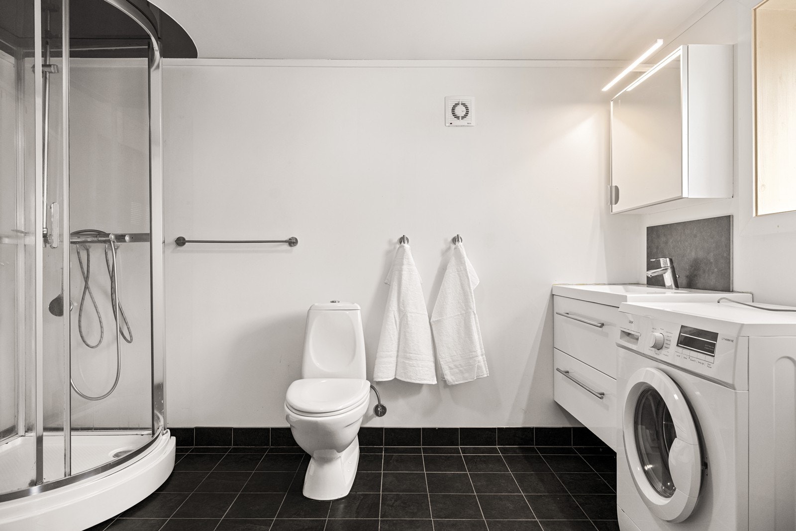 Badet i kjelleren har flislagt gulv med varmekabler, dusjkabinett og toalett. Galleribilde