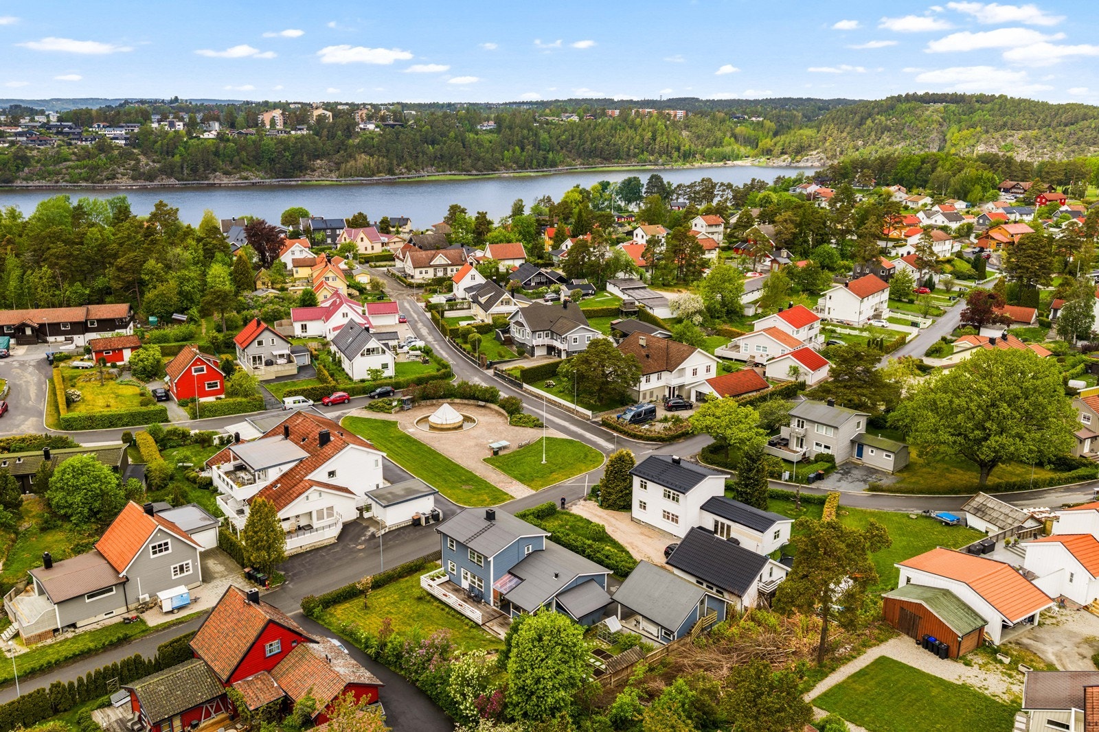 Området består hovedsakelig av eneboliger og er spesielt anbefalt for barnefamilier. Galleribilde