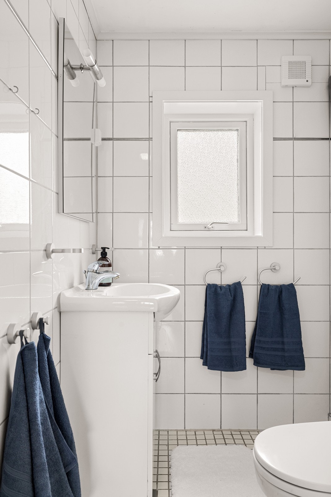 Badet i andre etasje er fra 2005 og har flislagte overflater og elektriske varmekabler. Galleribilde