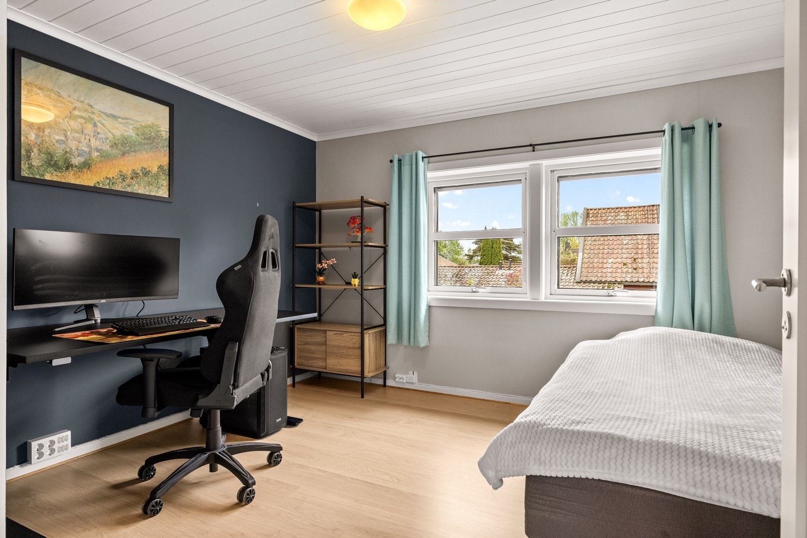 Soverommet i den andre etasjen har plass til seng, skrivepult og oppbevaring. Galleribilde
