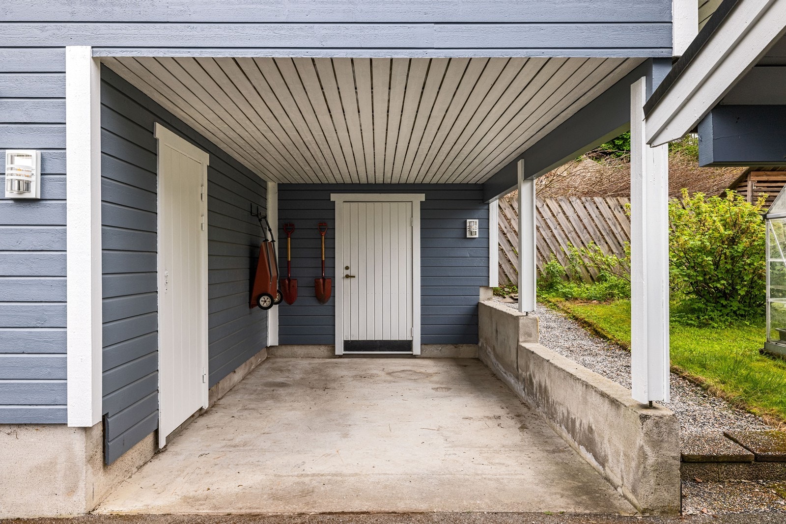 Praktisk carport med direkte adkomst til bod. Galleribilde