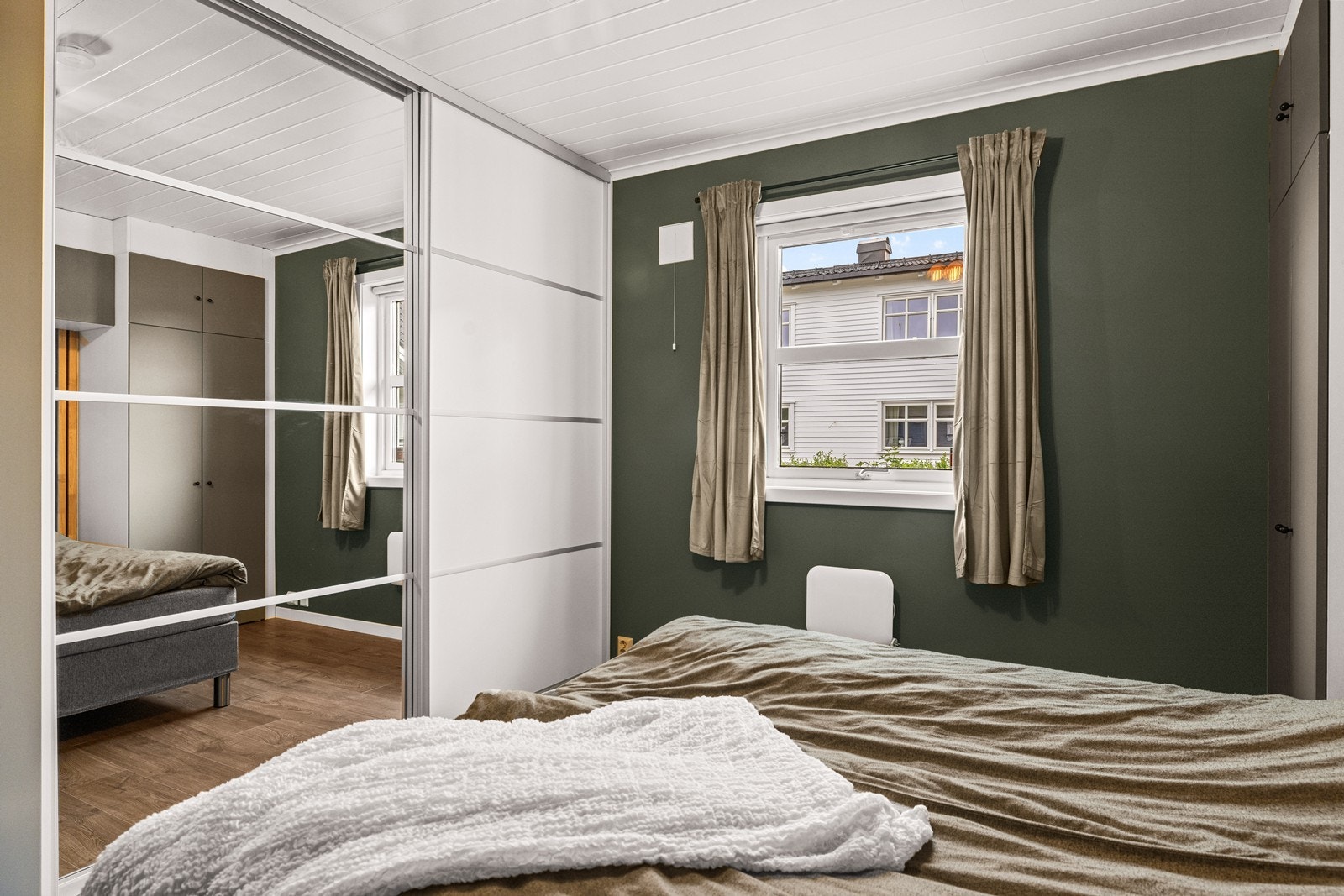 Hovedsoverommet er også utstyrt med en stor skyvedørsgarderobe. Galleribilde