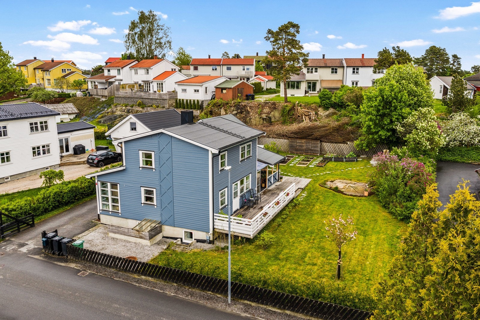 Boligen ligger fint til i en gate med lite gjennomgangstrafikk. Galleribilde