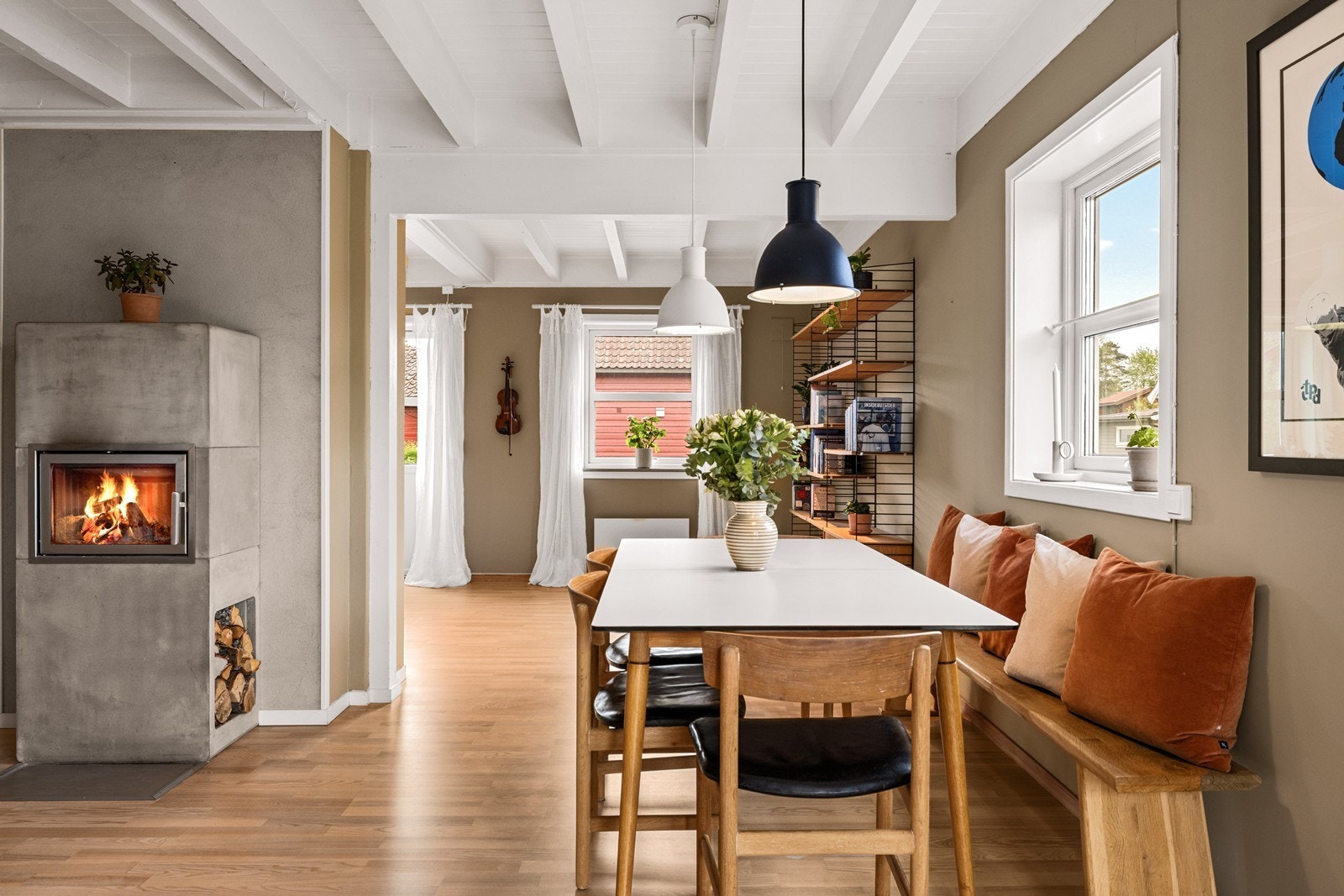 Gulvene i første etasje består av parkett og laminat, som skaper et helhetlig preg. Galleribilde