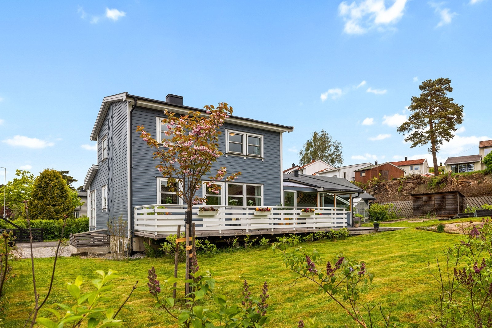 Drenering på sør- og vestsiden av huset ble utført i 2023, inkludert ny utvendig isolering av grunnmuren. Galleribilde