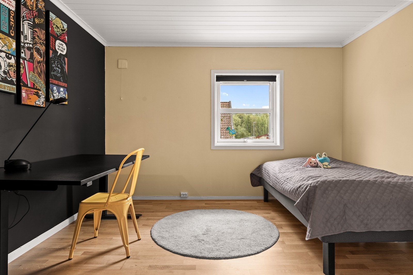 I begge barnerommene ble det montert nytt lys og stikkontakter i 2022. Galleribilde