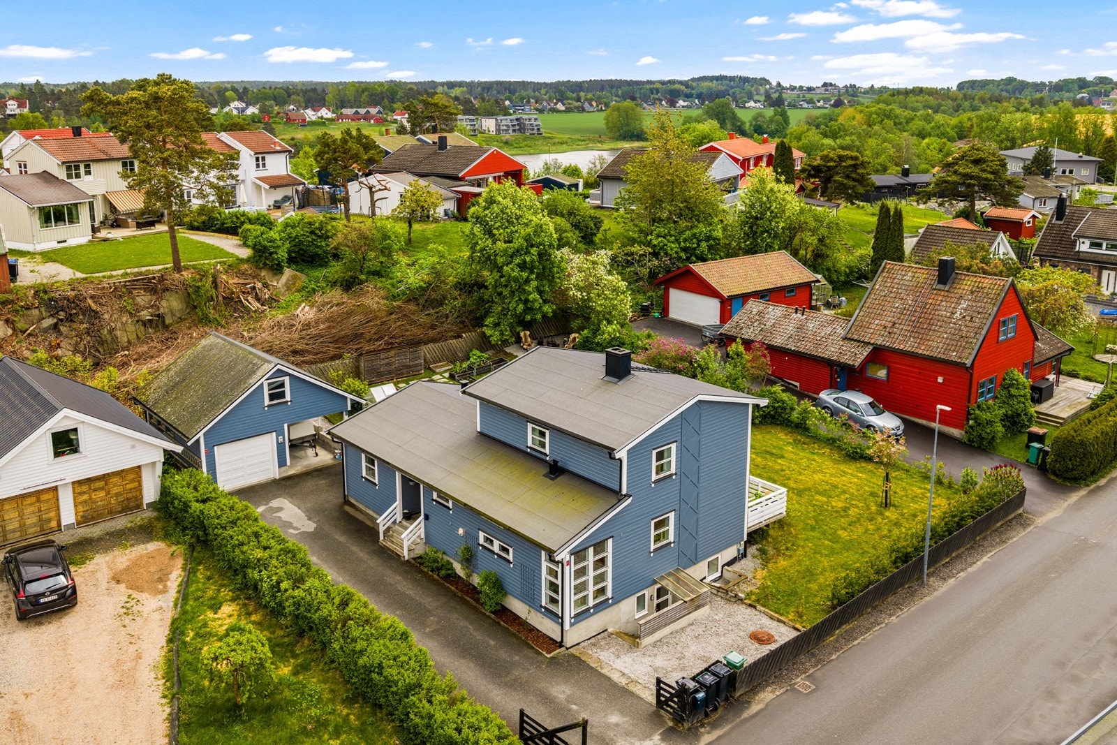 Eiendommen har en sentral, men likevel tilbaketrukket beliggenhet på Opsund. Galleribilde