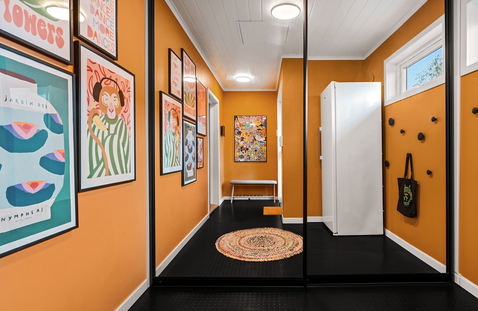 Hallen har god plass til garderobeløsninger. Galleribilde