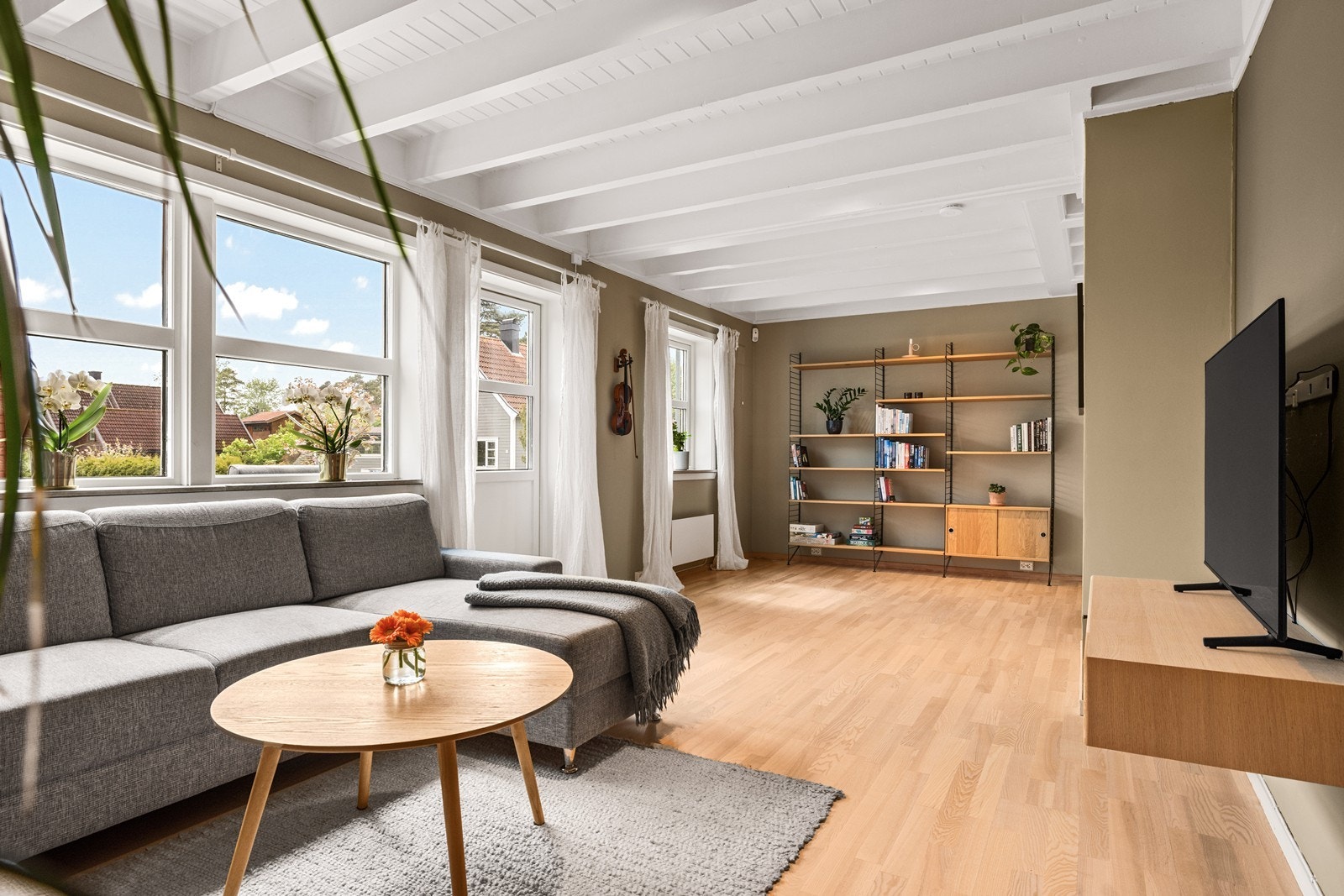 Fra stuen er det direkte utgang til en stor veranda på 45 m², som strekker seg rundt deler av huset. Galleribilde