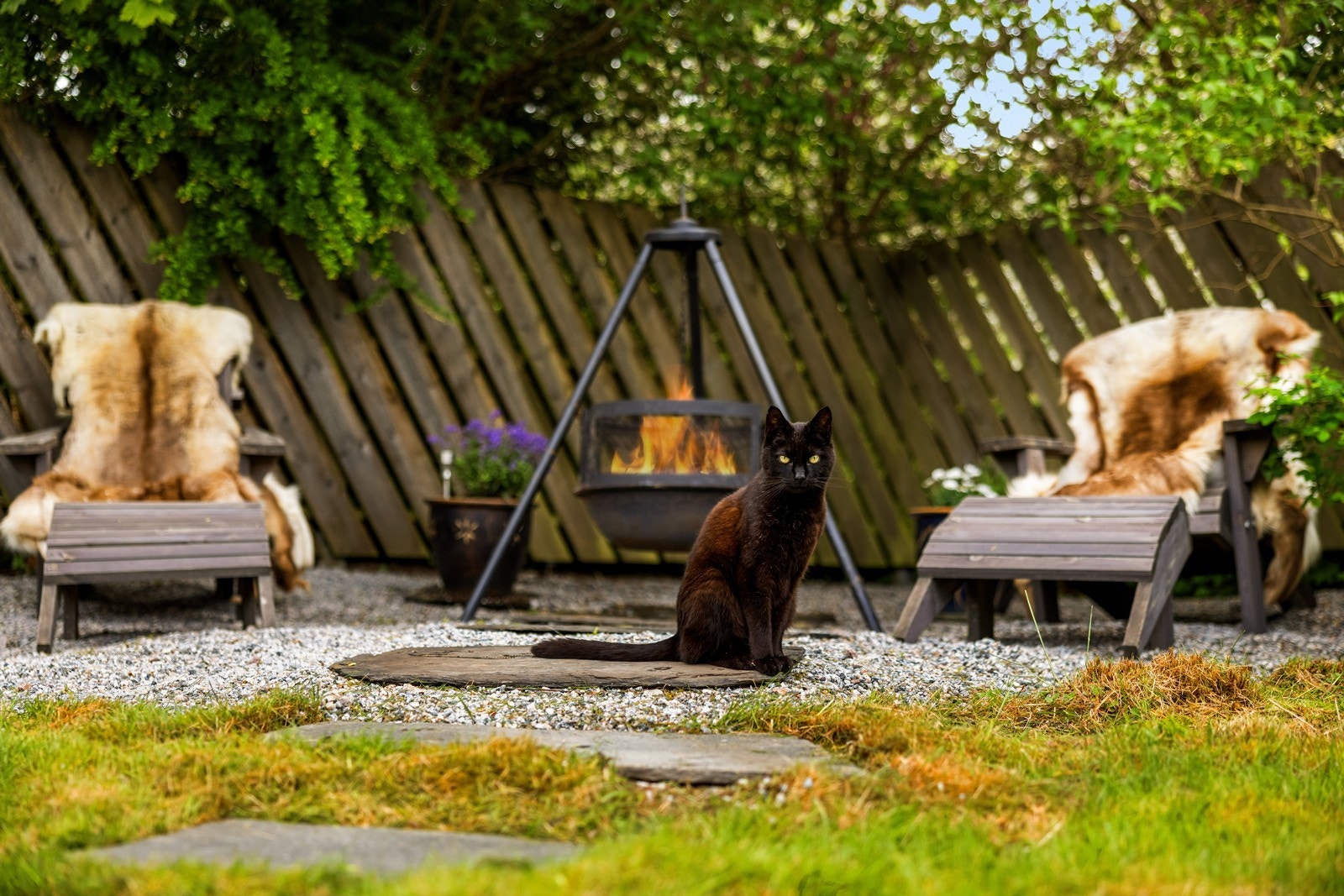 En egen gruset sone i hagen er tilrettelagt for bålpanne og hyggelige kvelder. Galleribilde