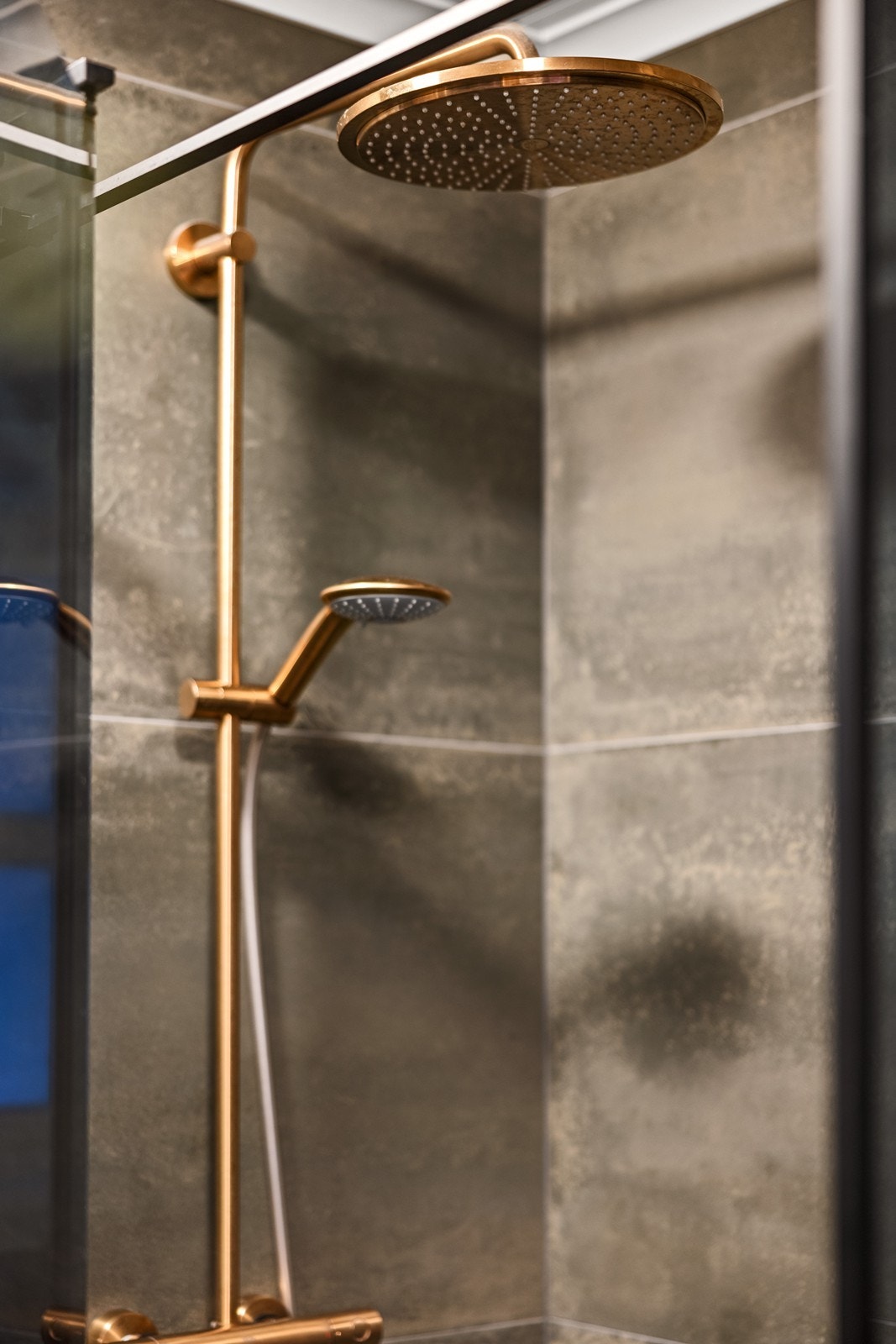 Badet er utstyrt med både regnfallsdusj og hånddusj. Galleribilde