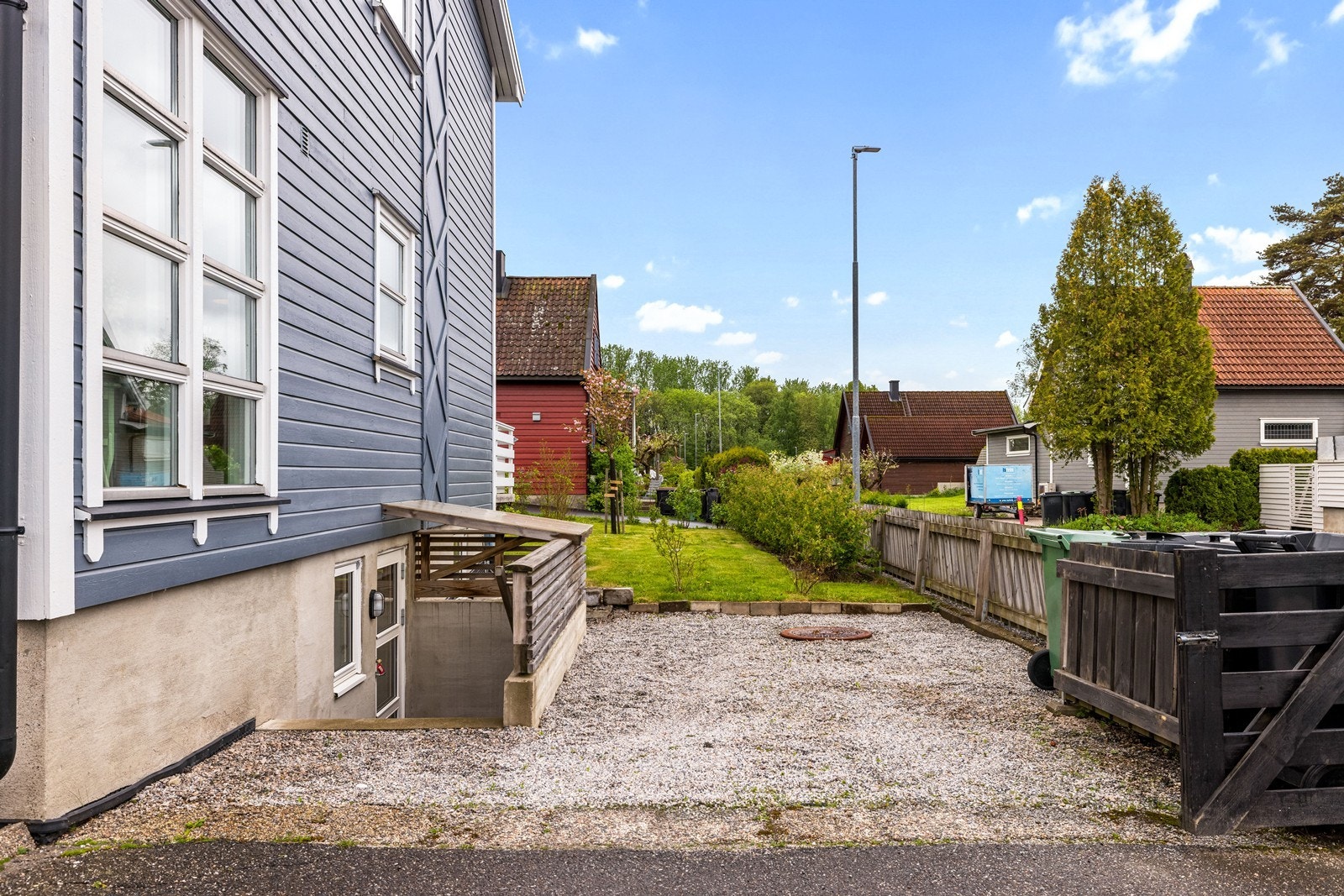 Separat, overbygd nedgang til kjellerenheten. Galleribilde