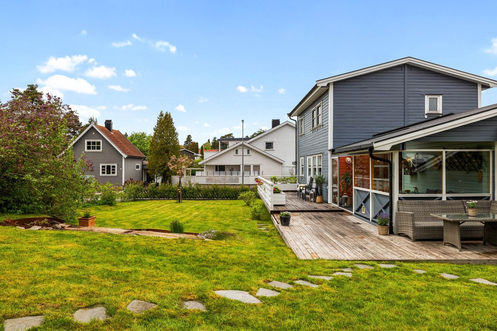 Fra stuen er det direkte utgang til den store treverandaen og hagen. Galleribilde
