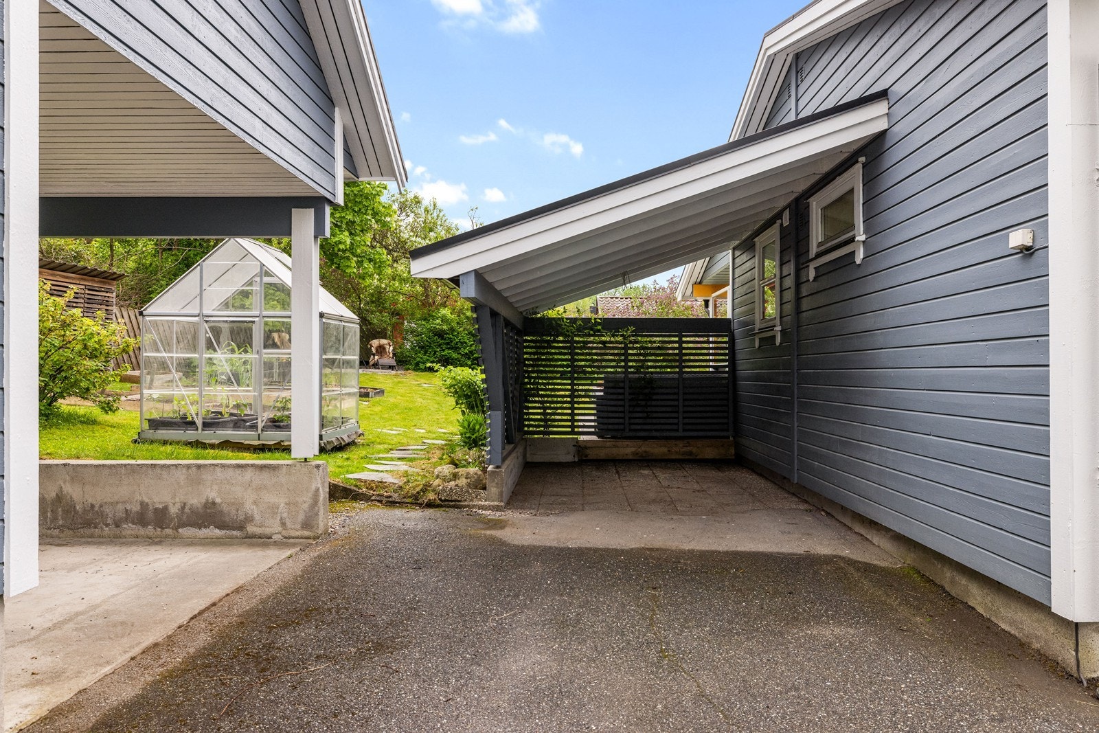 Overbygd carport. Galleribilde