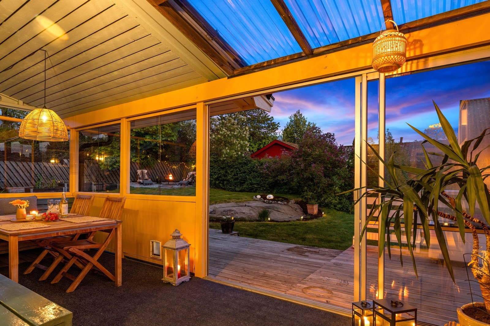 En del av verandaen er innglasset, noe som forlenger utendørssesongen. Galleribilde