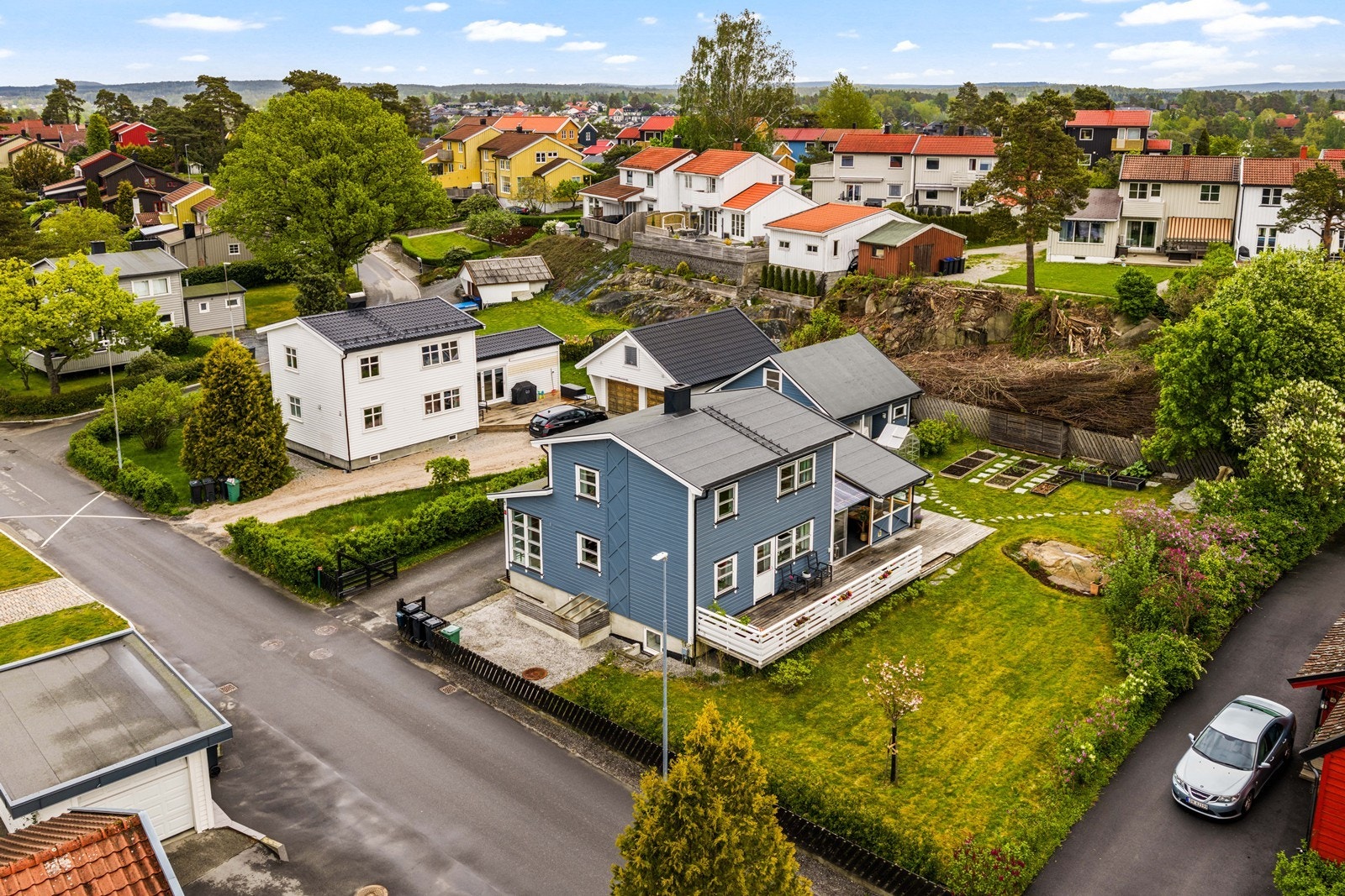 Eiendommen ligger i et etablert boligområde med nærhet til både sentrum og natur. Galleribilde
