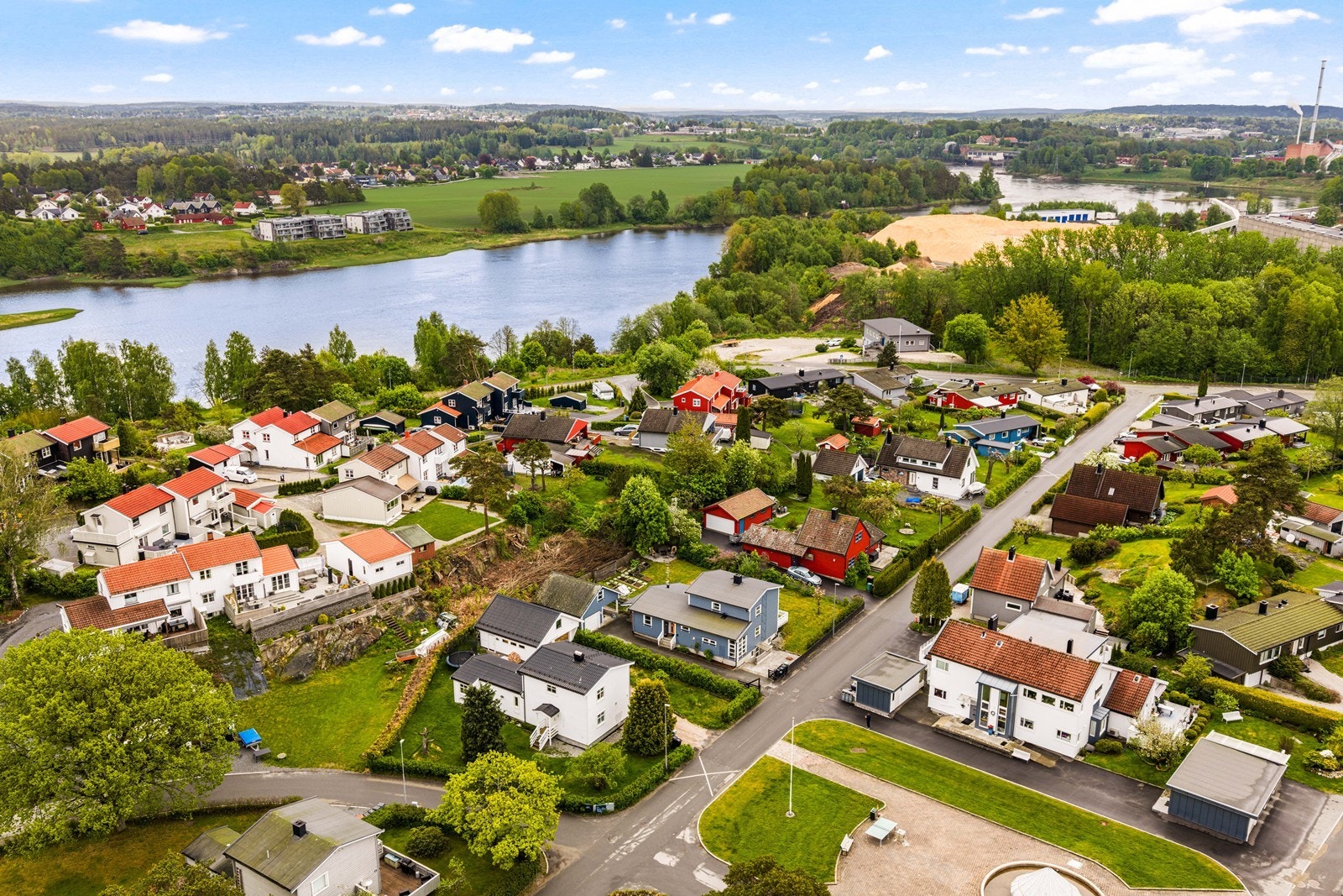 Oversikt over eiendommen og det omkringliggende nabolaget. Galleribilde