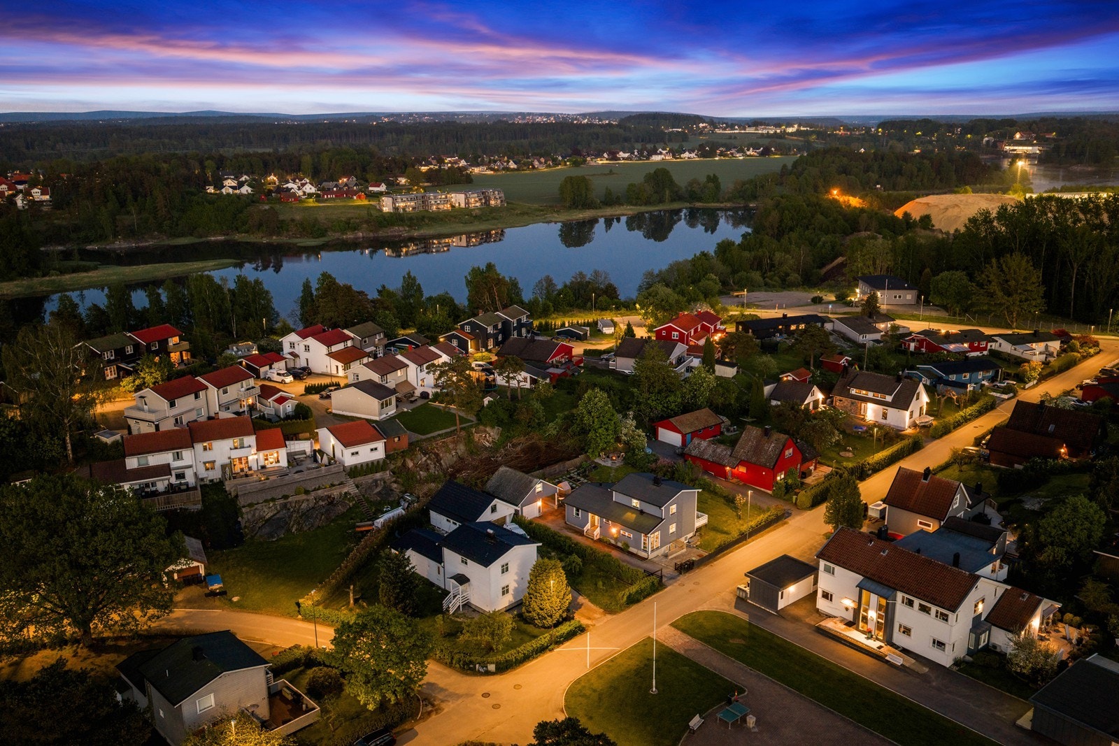 Eiendommen ligger i et etablert og rolig boligområde på Opsund. Galleribilde