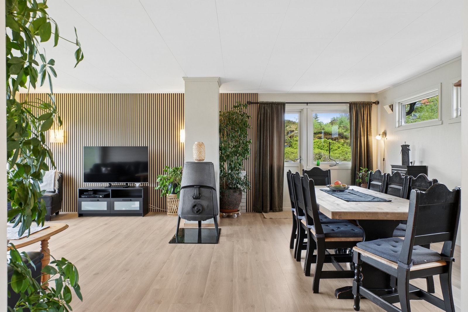 En moderne spilevegg definerer sonen for TV-en og gir rommet et tidsriktig preg. Galleribilde