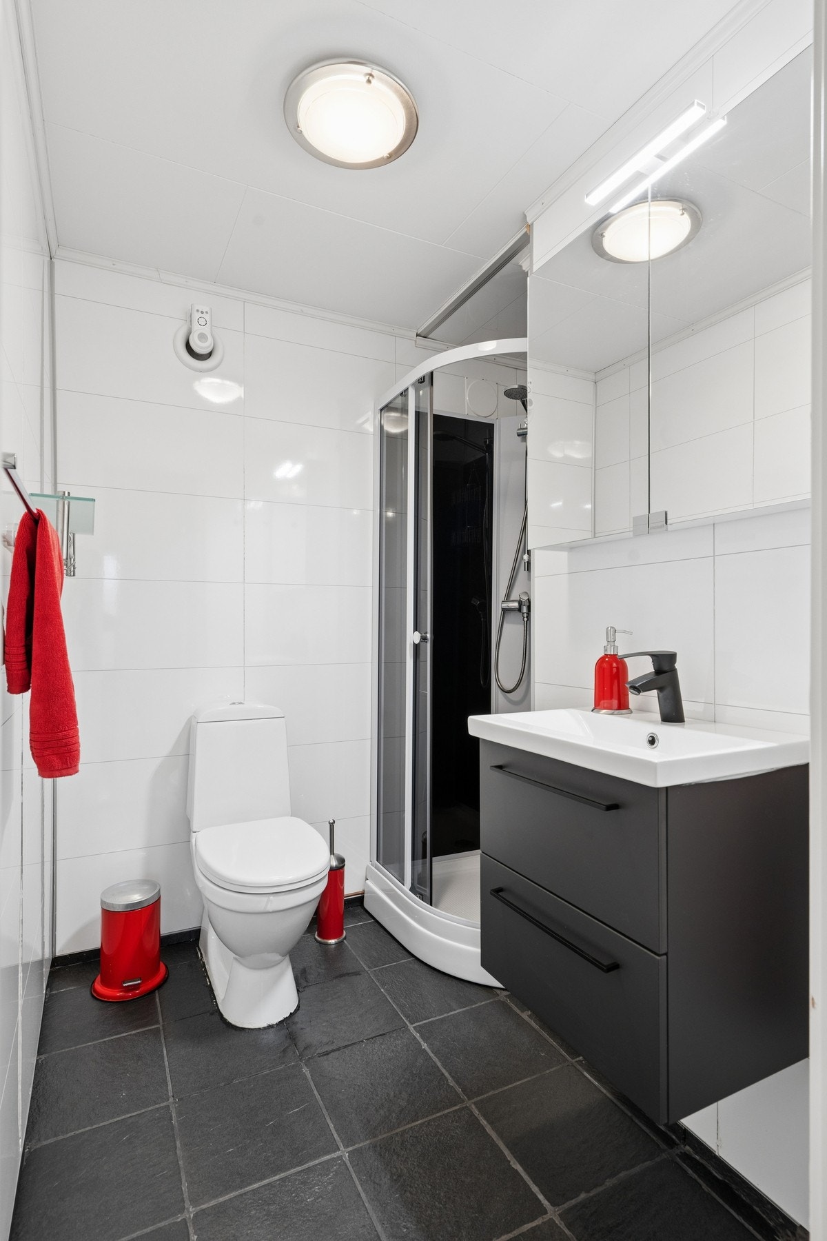 Badet i underetasjen ble oppgradert i 2020 med fliser på gulvet og varmekabler. Galleribilde