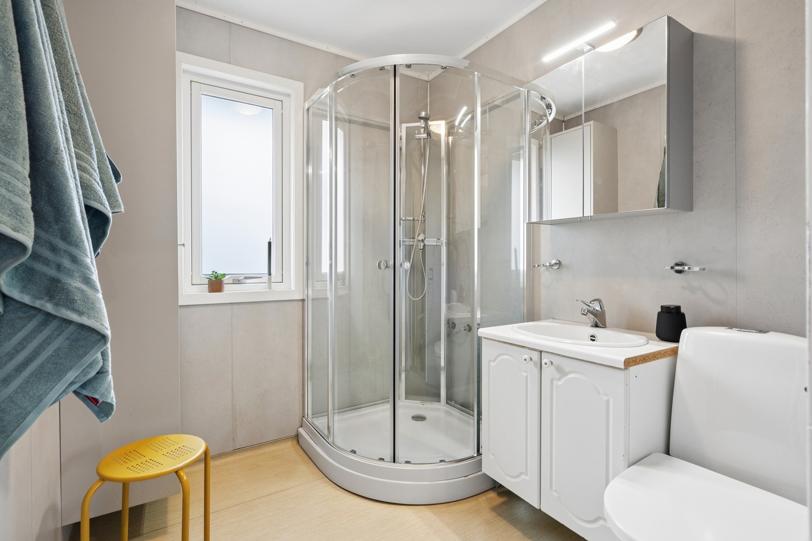 Badet i hovedetasjen ble fornyet i 2016 og har våtromspanel på veggene og dusjkabinett. Galleribilde