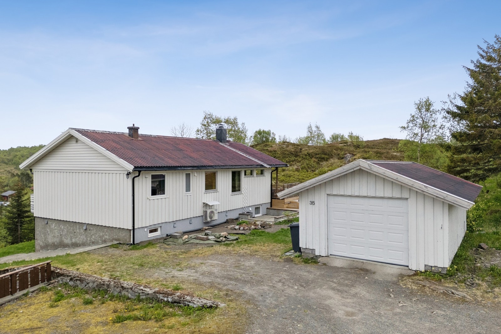 Eiendommen ligger i det rolige og barnevennlige boligområdet Vognmannsløkka i Kabelvåg. Galleribilde
