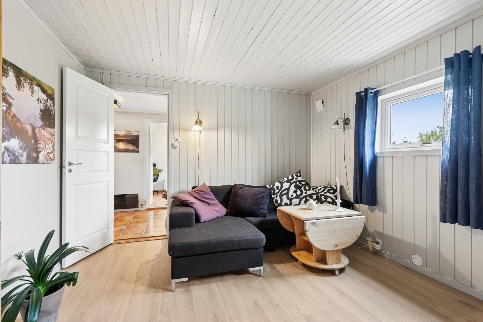 Kjellerstue i underetasjen gir ekstra plass for familien. Galleribilde