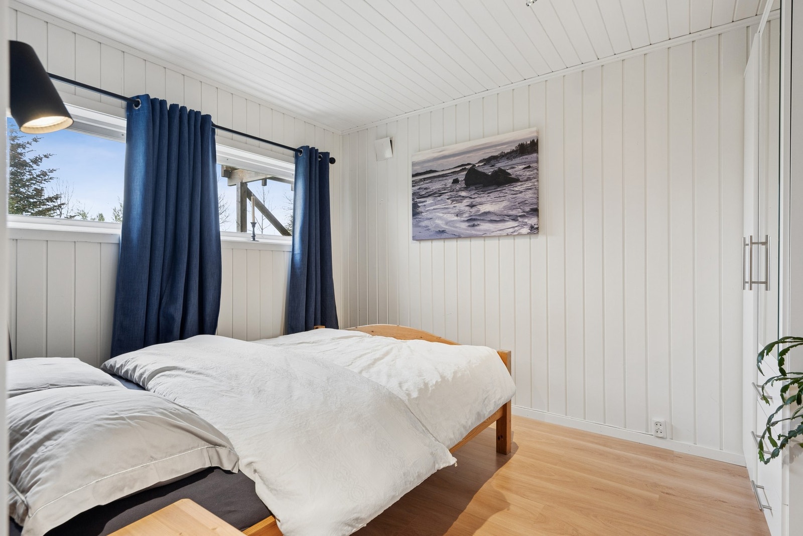 Innredet soverom innenfor kjellerstuen. Avvik ift. dagens forskrift for soverom pga høyde på vinduer. Galleribilde