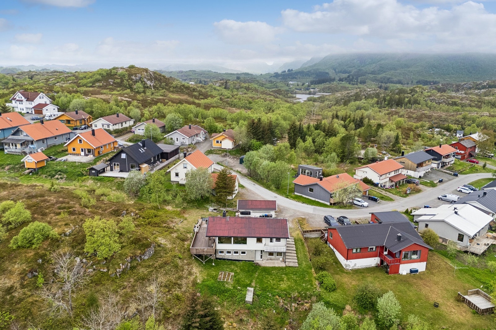 Oversikt over eiendommen og den omkringliggende bebyggelsen. (Noe fjell mangler i bakgrunnen) Galleribilde