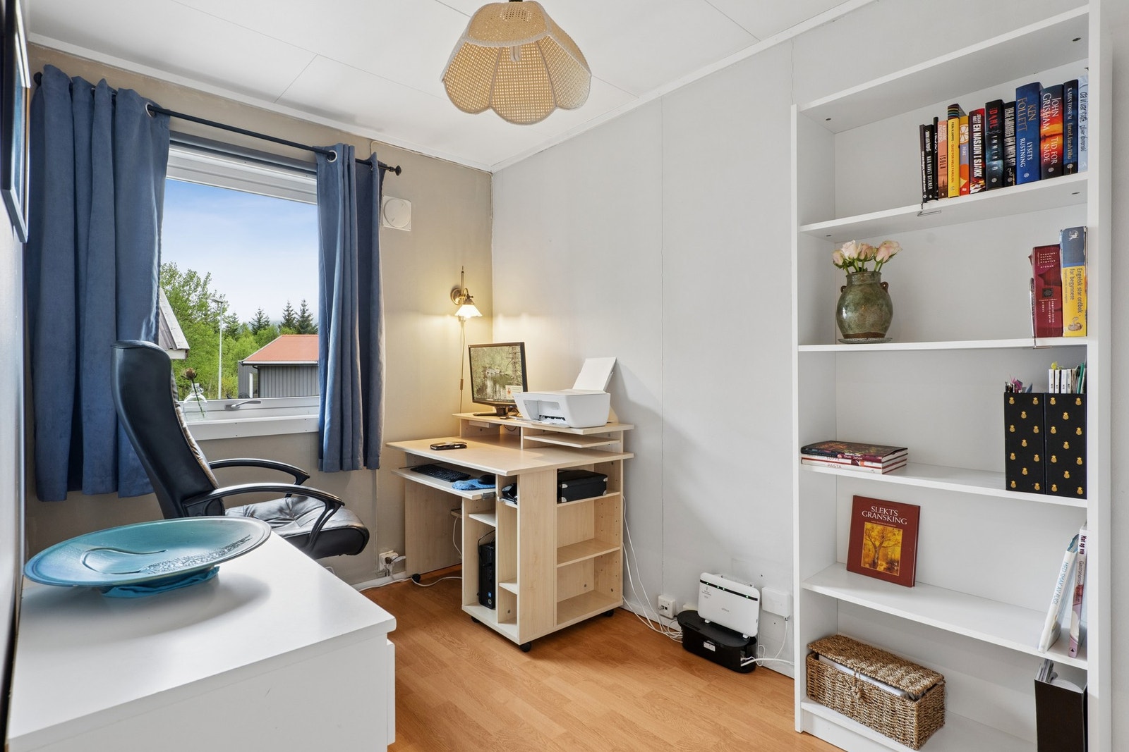 Det andre soverommet i hovedetasjen har god plass til seng og oppbevaringsmøbler. Galleribilde