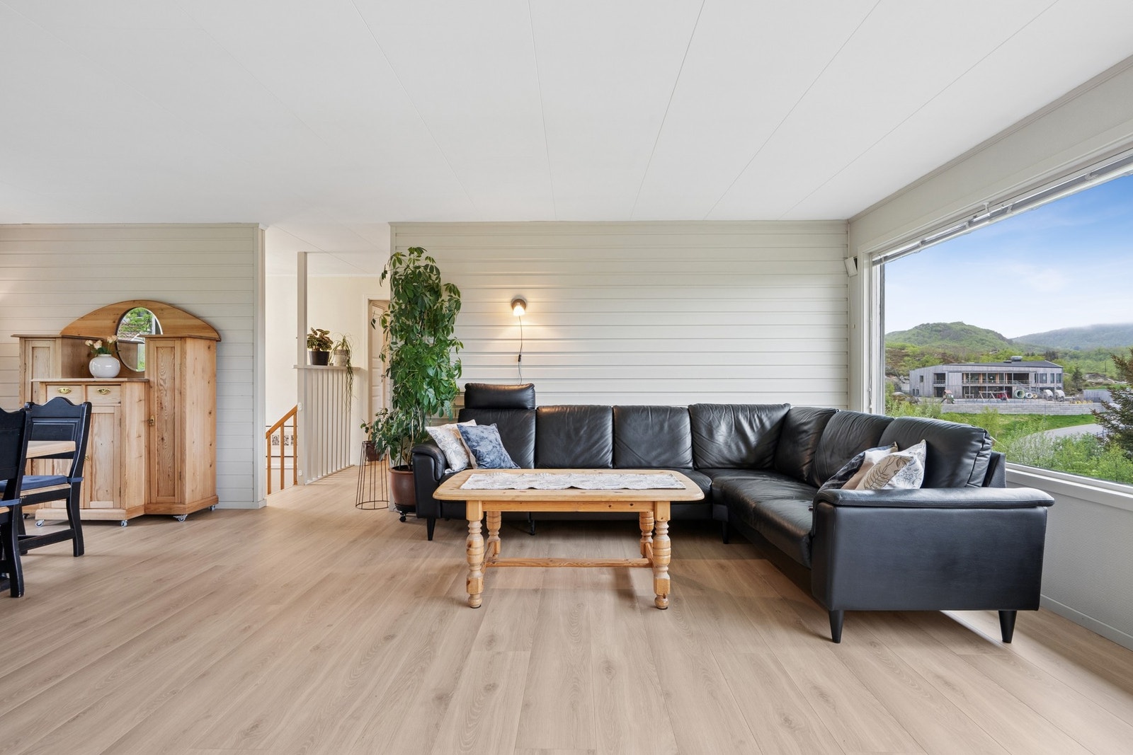 En åpen og sosial planløsning mellom stue og spisestue. Galleribilde