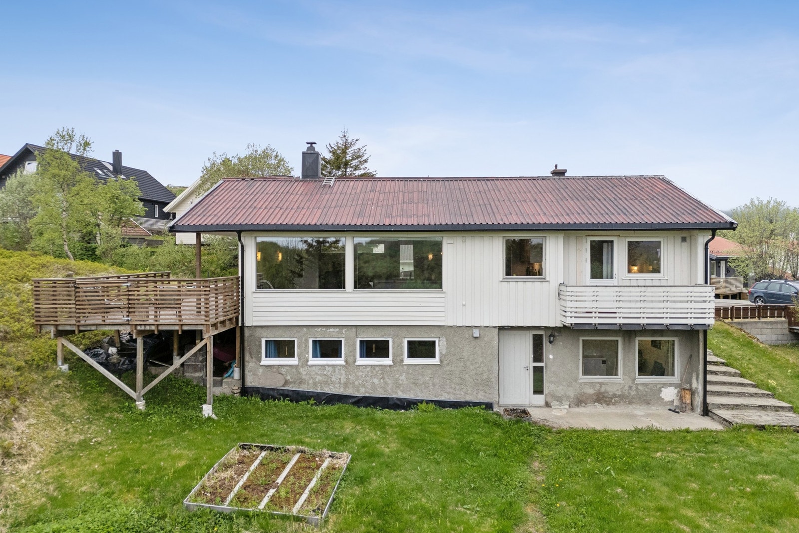 Enebolig med fasadekledning i trepanel og grunnmur av murverk. Galleribilde