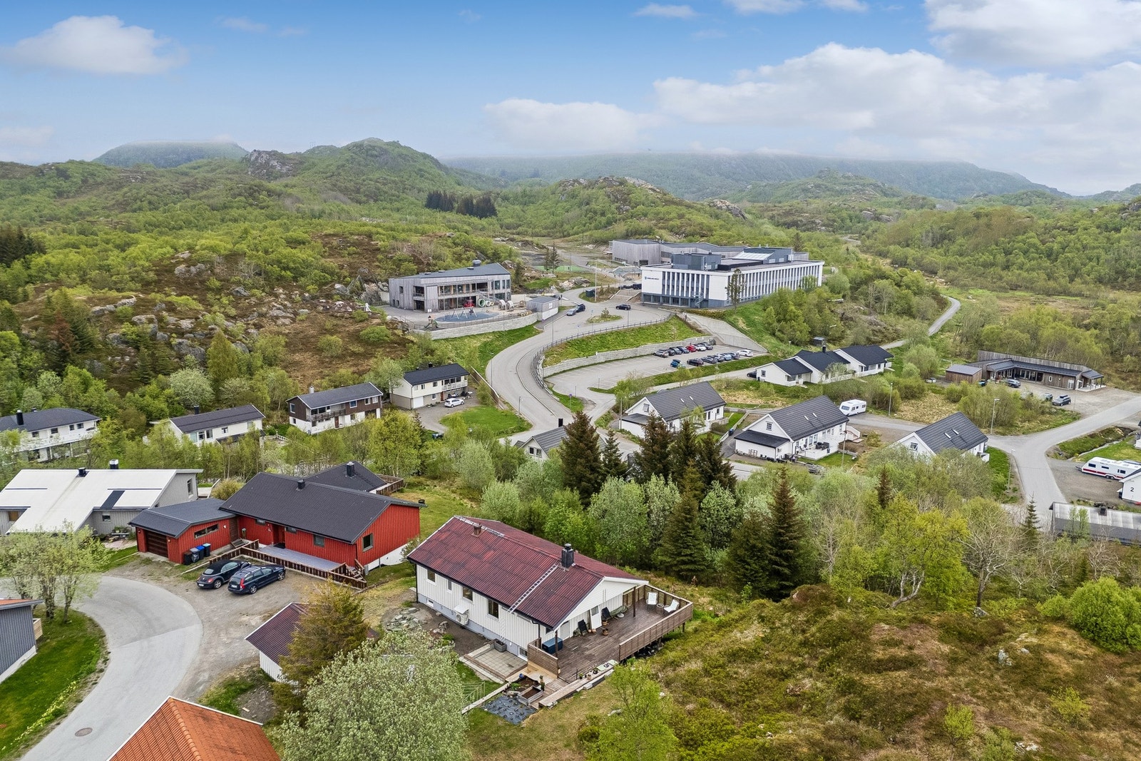 Kort vei til Kabelvåg skole og Kabelvågmarka barnehage, som ligger ca. 400 meter unna. (Noe fjell mangler i bakgrunnen) Galleribilde