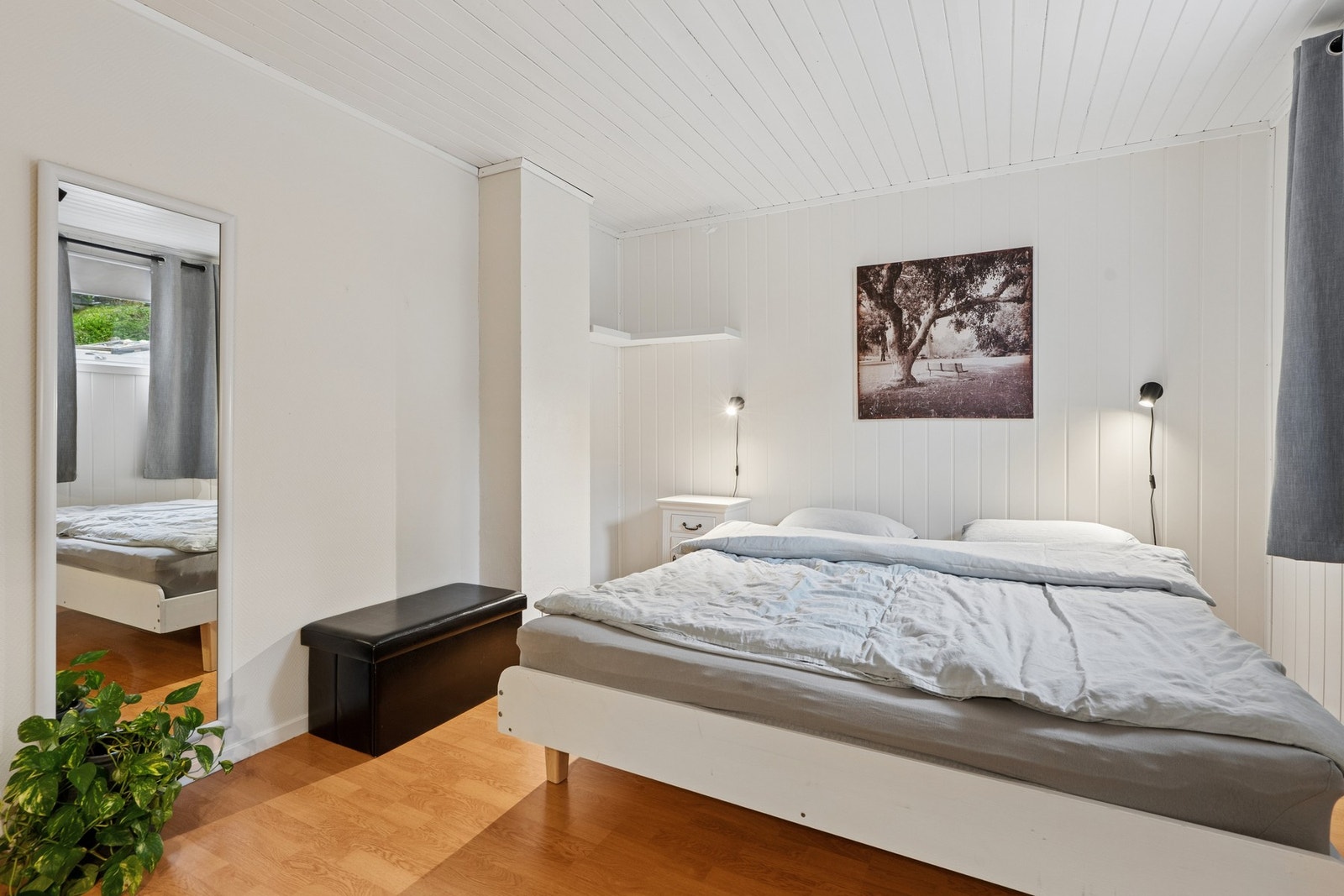 Lyse overflater og plass til seng og nattbord. Galleribilde