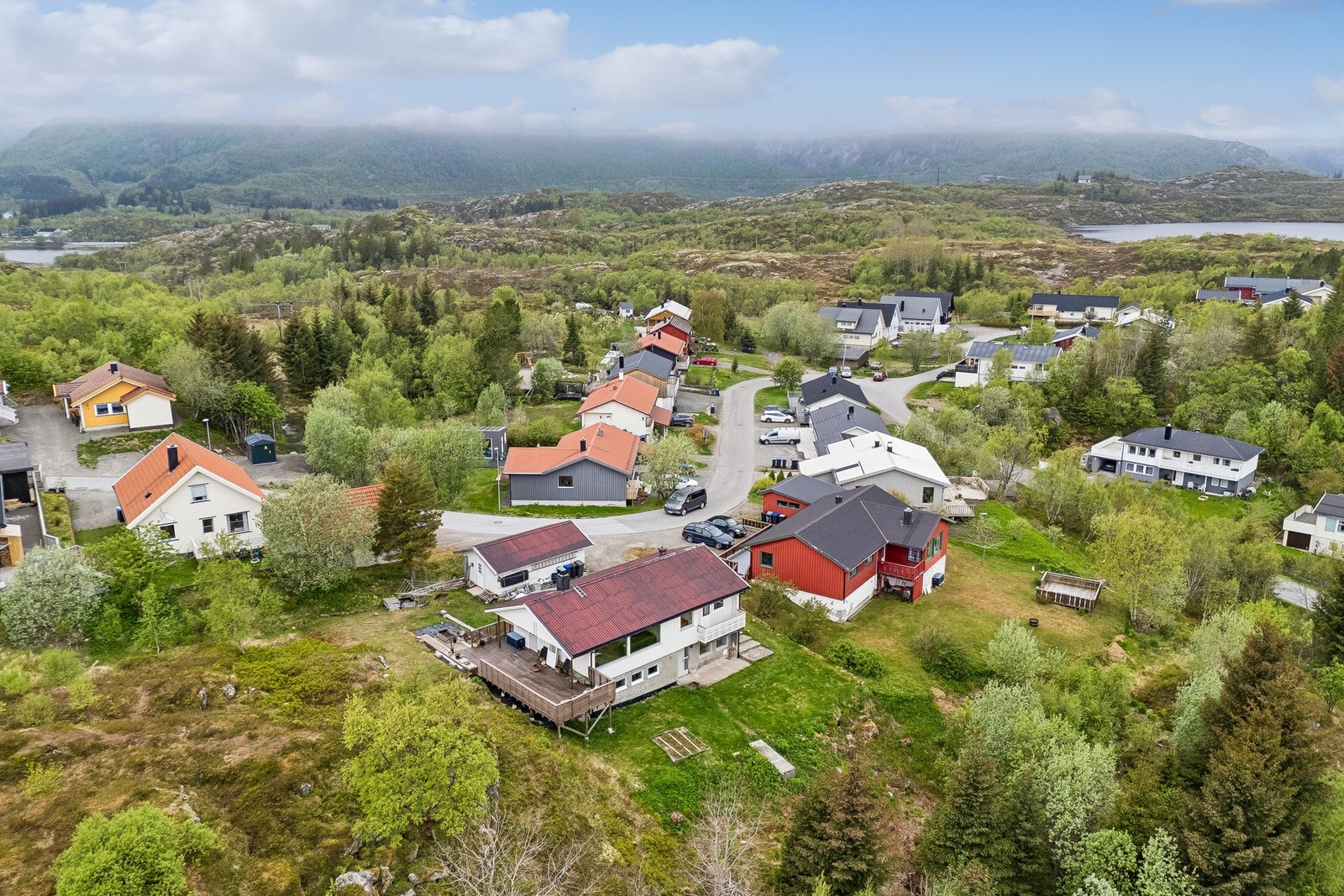 Eiendommen ligger i et etablert og rolig nabolag i Kabelvåg. (Noe fjell mangler i bakgrunnen) Galleribilde