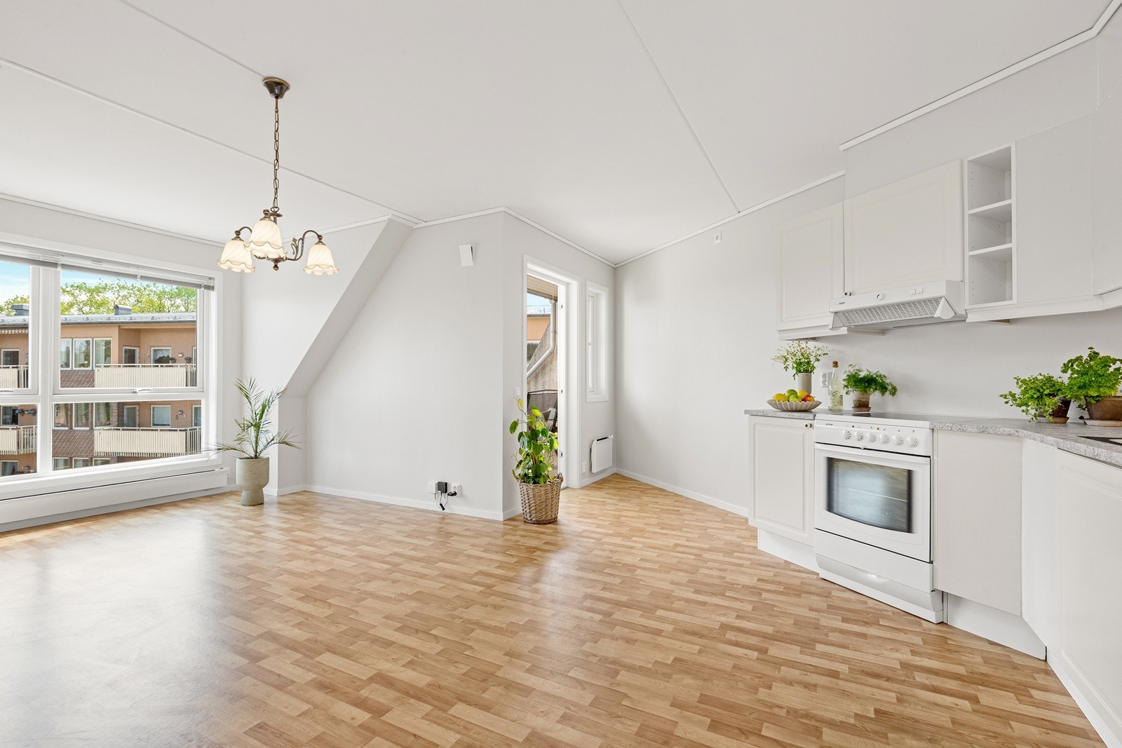 Åpen løsning og store vindusflater, gir god romfølelse. Galleribilde
