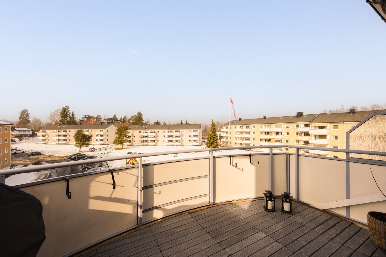Fra stuen er det utgang til en vestvendt balkong på ca. 8 kvm som fungerer som en naturlig forlengelse av oppholdsrommet i sommerhalvåret. Galleribilde