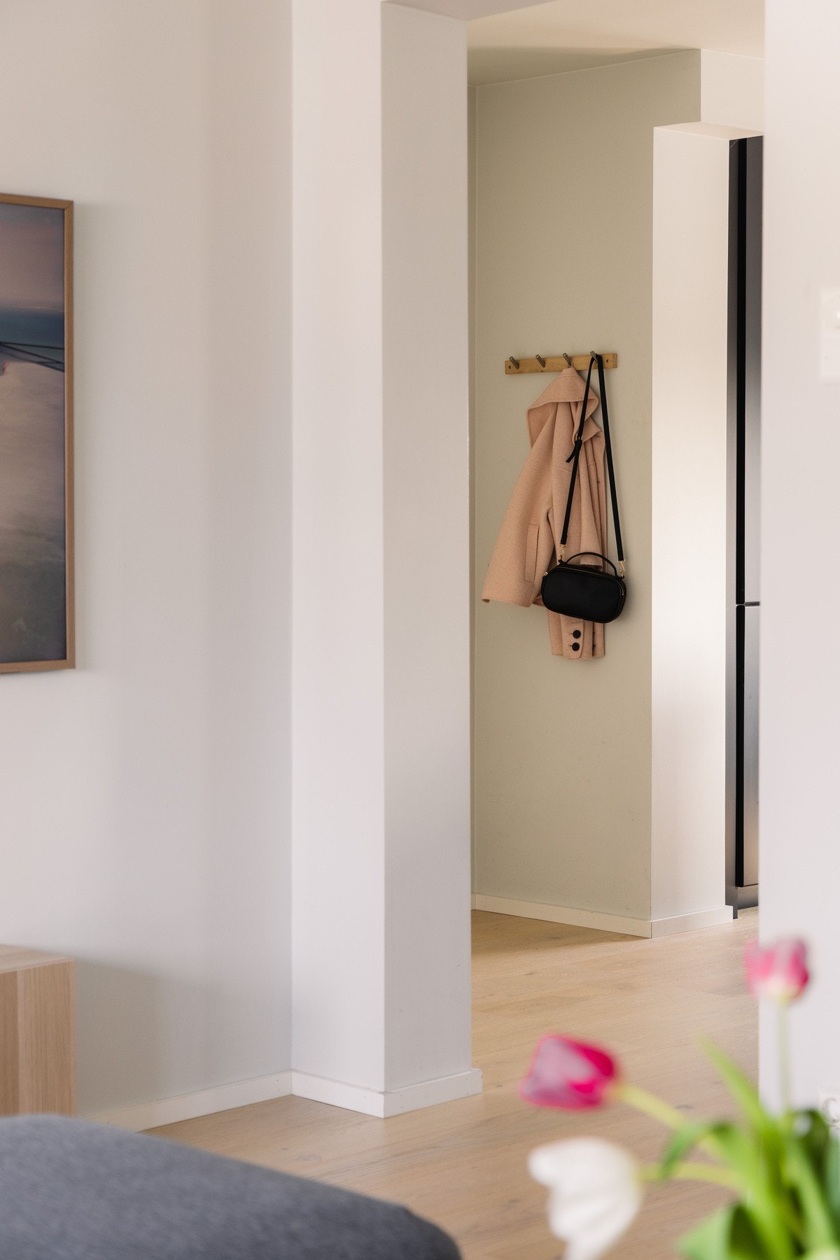 Vel nede i hovedetasjen igjen gir entréen et svært godt førsteinntrykk av boligen, med delikate fargevalg og en gjennomført stil som harmonerer fint med resten av leiligheten. Galleribilde